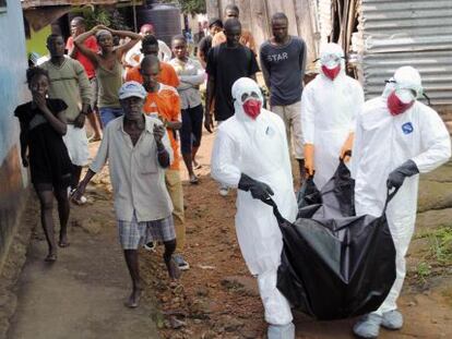 El personal sanitario retira en Monrovia (Liberia) el cad&aacute;ver de un hombre que, seg&uacute;n sus vecinos, falleci&oacute; de &eacute;bola.