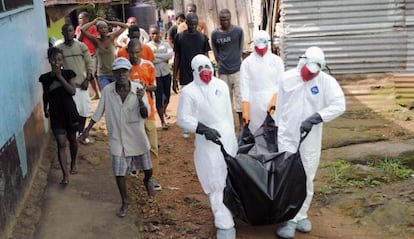 El personal sanitario retira en Monrovia (Liberia) el cad&aacute;ver de un hombre que, seg&uacute;n sus vecinos, falleci&oacute; de &eacute;bola.