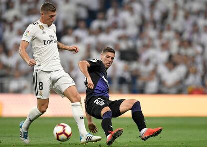 Toni Kroos controla la pelota, ante Rubén Perez.