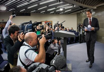 El presidente del Gobierno, José Luis Rodríguez Zapatero, comparece en una rueda de prensa en el Palacio de la Moncloa para anunciar la remodelación de su gabinete.