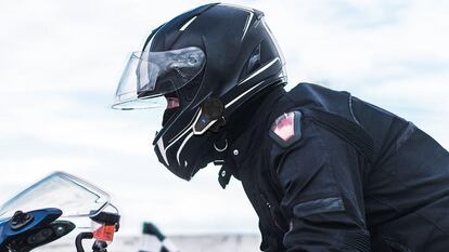 Artículo de EL PAÍS Escaparate que describe las funciones y ventajas de uso de un intercomunicador para casco de moto.