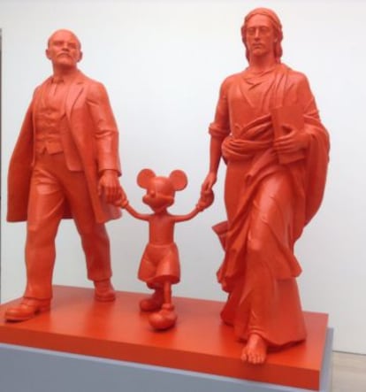 ‘Herói, Líder, Deus’, obra de Kosolapov exposta na galeria Saatchi de Londres em 2014.