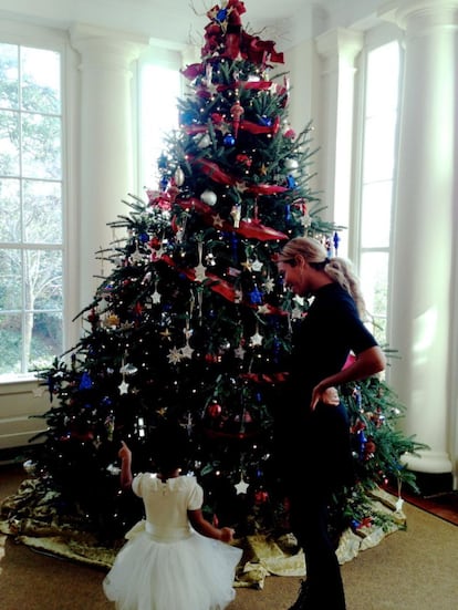 La cantante y su pequeña hija visitan el árbol de Navidad de la Casa Blanca, que, a pesar de estar bien entrados en 2014, los Obama no han quitado aún.