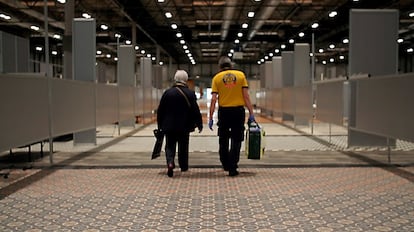 A patient leaves Hall 7 at the IFEMA field hospital.