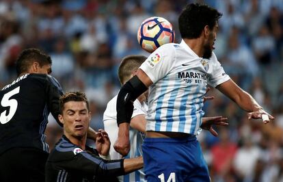 Recio salta ante Cristiano Ronaldo en el Málaga-Madrid del 21 de mayo de 2017 (0-2).