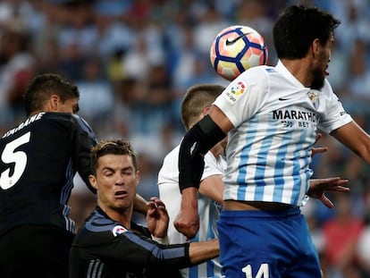 Recio salta ante Cristiano Ronaldo en el Málaga-Madrid del 21 de mayo de 2017 (0-2).