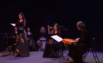 La soprano Hana Blažíková acompañada de Tiburtina Ensemble durante la actuación en el Centro Conde Duque.