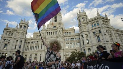 Un momento del desfile del Orgullo 2023 a su paso por la plaza de Cibeles.