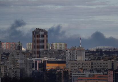 Una columna de humo vista entre los edificios de Kiev, este domingo. 