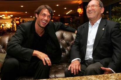 Maldini, con Gento, en su hotel de Estambul.