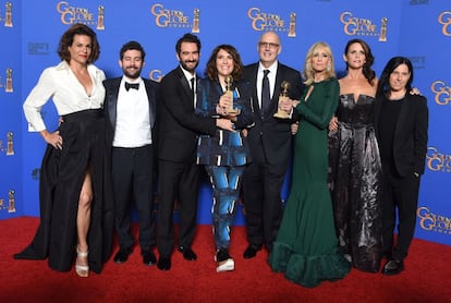 O elenco de ‘Transparent’ comemora o prêmio de melhor série de comédia ou musical.