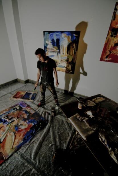 El artista Pablo Hoyos en su exposición 'Viva danzatti'.