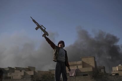 Un niño juega con un arma de juguete en Qayara, al sur de Mosul (Irak). 