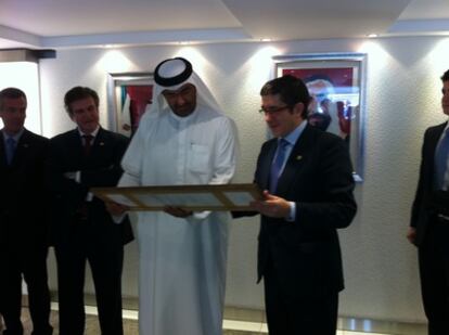 El lehendakari Patxi López entrega un regalo al consejero delegado de Masdar, Sultan Ahmed Al Jaber.