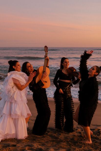 Otra imagen promocional del cuarteto, en 2022.