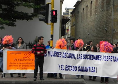 Una manifestaci&oacute;n a favor del aborto en el centro de Bogot&aacute;.