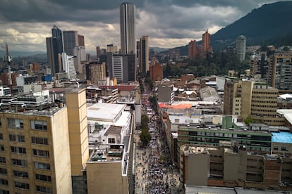 Vista general de la columna de manifestantes al ingreso del centro de Bogotá. 