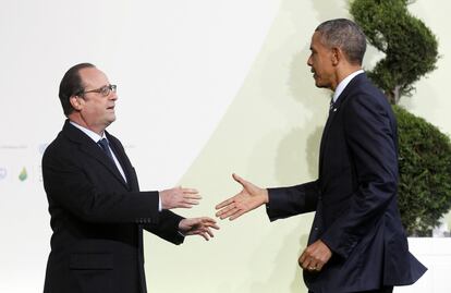 El presidente de los Estados Unidos, Barack Obama, es recibido por su homólogo francés, François Hollande.