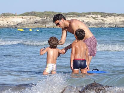 El jugador del Valencia, Dani Parejo, con sus hijos.