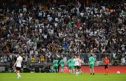 Los jugadores del Real Madrid celebran el segundo gol. 