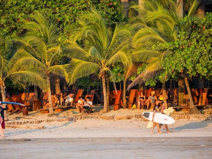 Surfistas en la playa Avellana, en la provincia de Guanacaste, en la costa del Pacífico. 