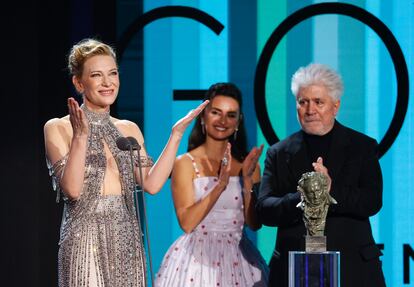 Cate Blanchett recibiendo el primer Goya Internacional ante los aplausos de Penélope Cruz y Pedro Almodóvar.