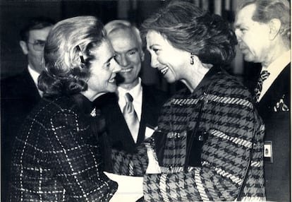 La Reina Sofía es recibida a su llegada al palacio de las Naciones, en Ginebra (Suiza) por la Reina Fabiola de Bélgica, anfitriona de la "Cumbre sobre el Adelanto de la Mujer Rural" que se celebró en esa ciudad en 1992, y que contó con la presencia de sesenta esposas de Jefes de Estado y de Gobierno.