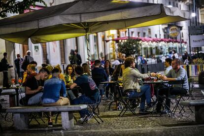 Una terraza en el centro histórico de Turín, el pasado 23 de mayo.