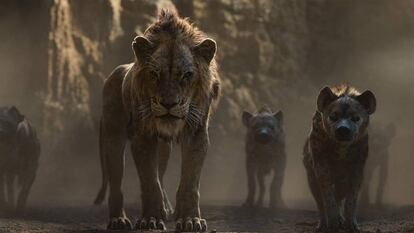 Scar (cuja voz na versão original é de Chiwetel Ejiofor) e as hienas, em uma imagem de ‘O Rei Leão’.