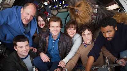 Única imágen publicada del rodaje de la película sobre la juventud de Han Solo (Alden Ehrenreich, en el centro, con cazadora)