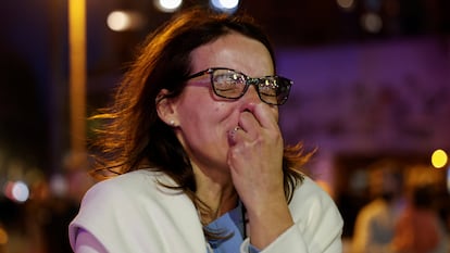 Adriana, la administradora de la finca, en las inmediaciones del edificio.