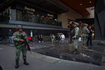 Elementos del Ejército mexicano en la plaza Miyana, en Polanco, Ciudad de México.