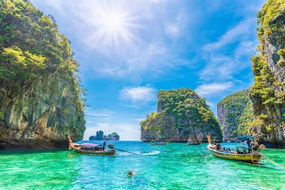 Phi Phi (Tailandia). Phi Phi Don y Phi Phi Leh, dos pequeñas islas en mar de Andamán declaradas parque nacional por su biodiversidad marina y terrestre, han pasado de ser un destino favorito de los mochileros en Tailandia a ampliar su oferta a todo tipo de viajeros, con el establecimiento de hoteles y restaurantes de todos los rangos en Phi Phi Don. Si se evitan las temporadas más altas del año, el resto del tiempo estas islas al sur de la provincia de Krabi, desde donde se llega en ferri, no están muy saturadas de visitantes. Además de ser un entorno ideal para el buceo y el esnórquel por sus aguas cristalinas repletas de vida y ofrecer unas playas que, a menudo, lindan con el bosque tropical, las formaciones kársticas que emergen en el litoral por encima de los 300 metros son estupendas para los aficionados dae la escalada libre.