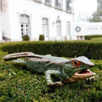 Jardín Bordallo Pinheiro con la figura de un lagarto del dibujante y ceramista.