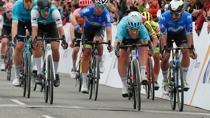 Gaviria, a la izquierda, sonríe viendo a Cavendish lanzar la bicicleta para ganar en Zipaquirá.
