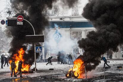 Revuelta contra el gobierno de Ucrania. Duros enfrentamientos entre polic&iacute;a y manifestantes, en Kiev.