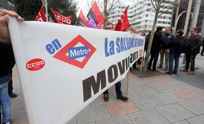 Protesta de los trabajadores de Metro ante los Juzgados de Plaza de Castilla por la instrucción del caso del amianto en febrero de 2020