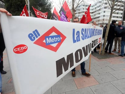 Protesta de los trabajadores de Metro ante los Juzgados de Plaza de Castilla por la instrucción del caso del amianto en febrero de 2020
