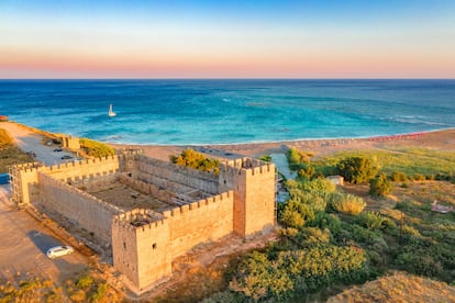 El castillo de Frangokastello, construido junto al mar, en la isla de Creta.