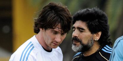 Messi y Maradona, durante una sesión de entrenamiento para la Copa del Mundo de 2010.