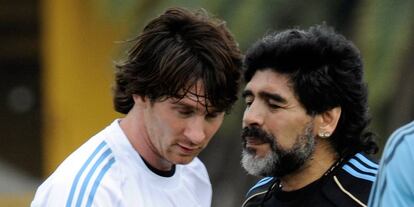 Messi y Maradona, durante una sesi&oacute;n de entrenamiento para la Copa del Mundo de 2010.