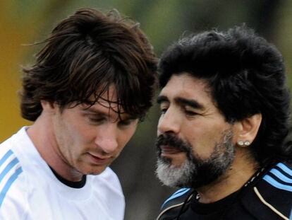 Messi y Maradona, durante una sesi&oacute;n de entrenamiento para la Copa del Mundo de 2010.