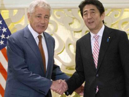 Hagel, secretario de defensa de EEUU, y el presidente japonés este viernes.