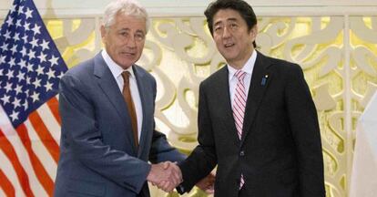 Hagel, secretário de Defesa dos EUA, e o premiê japonês nesta sexta.