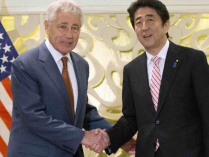 Hagel, secretário de Defesa dos EUA, e o premiê japonês nesta sexta.