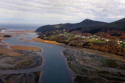 Imagen aérea de la reserva de la biosfera de Urdaibai, con las marismas en primer plano, y la desembocadura de la ría al fondo.