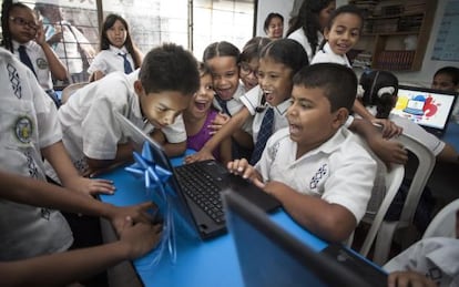 Estudiantes de colegios oficiales de Colombia reciben ordenadores port&aacute;tiles donados por el Gobierno. 