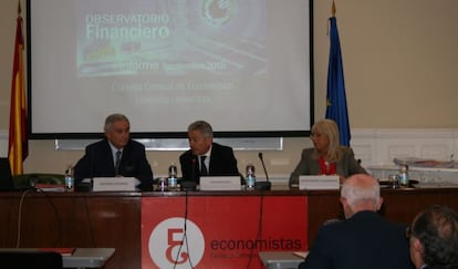 Antonio Pedraza, presidente de la comisión financiera del CGE (i), Valentín Pitch, presidente del CGE (c) y Montserrat Casanovas, copresidenta del Observatorio Financiero (d), durante el informe del Observatorio Financiero hoy en la sede del Consejo General de Economistas en Madrid.