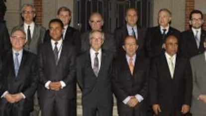 El alcalde de Barcelona, Xavier Trias (c), junto al secretario de Estado de Exteriores, Gonzalo de Benito Secades (2d),  y el secretario general de la Uni&oacute;n por el Mediterr&aacute;neo (UpM), Fathallah Sijilmassi (2i), entre otros, en la foto de familia durante la recepci&oacute;n que Trias ha ofrecido, en el Palacete de Alb&eacute;niz, a los participantes en el Primer Foro Econ&oacute;mico del Mediterr&aacute;neo Occidental.