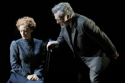 La soprano Sabine Devieilhe y el barítono Christian Gerhaher, durante el segundo acto de ‘Pelléas et Mélisande’, el día 22 de julio, en el Festival de Ópera de Múnich.